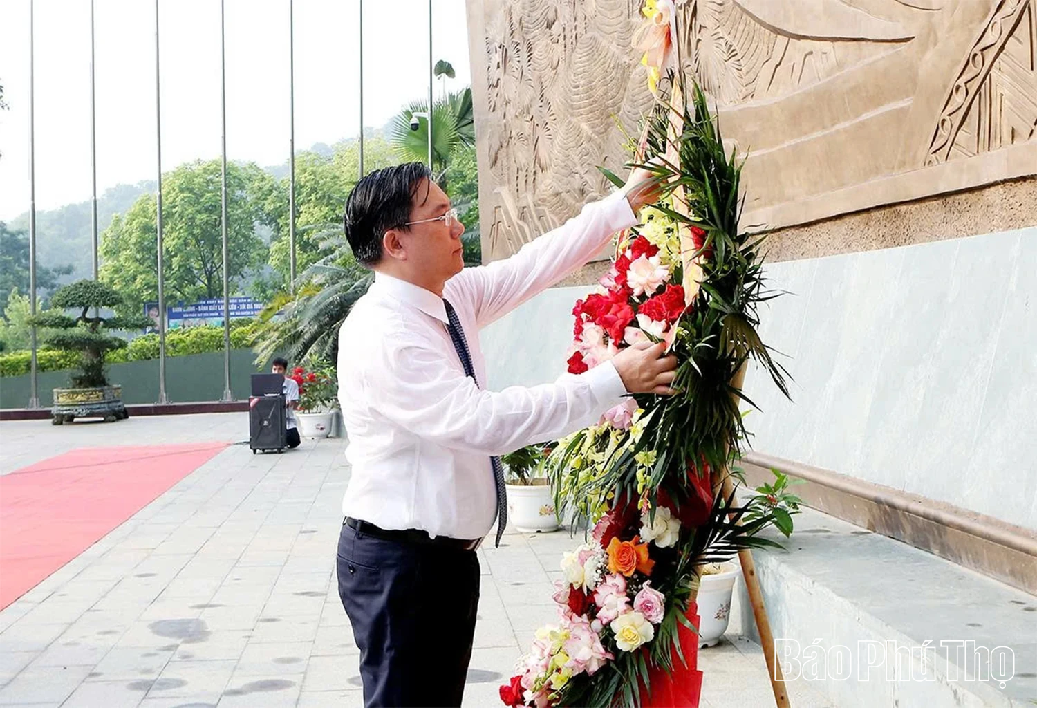 Đoàn đại biểu Đảng bộ UBND tỉnh Dâng hương tri ân các Vua Hùng