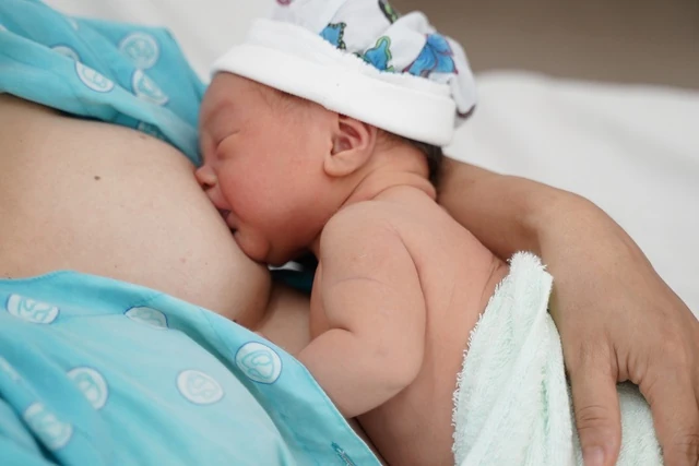 Kỹ thuật cho trẻ bú đúng: Hướng dẫn đầy đủ giúp mẹ nuôi con khỏe mạnh