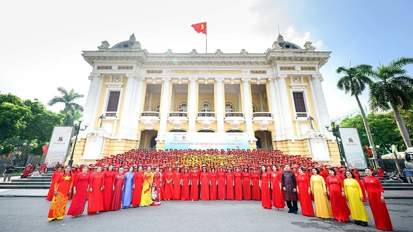 Gần 500 người mặc áo dài tạo hình “Lá cờ Tổ quốc” khổng lồ