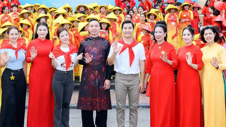 Gần 500 người mặc áo dài tạo hình “Lá cờ Tổ quốc” khổng lồ