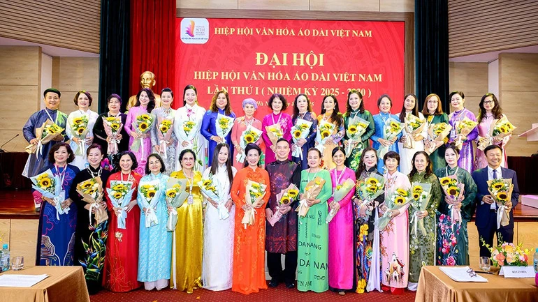 Gần 500 người mặc áo dài tạo hình “Lá cờ Tổ quốc” khổng lồ