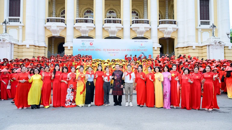 Gần 500 người mặc áo dài tạo hình “Lá cờ Tổ quốc” khổng lồ