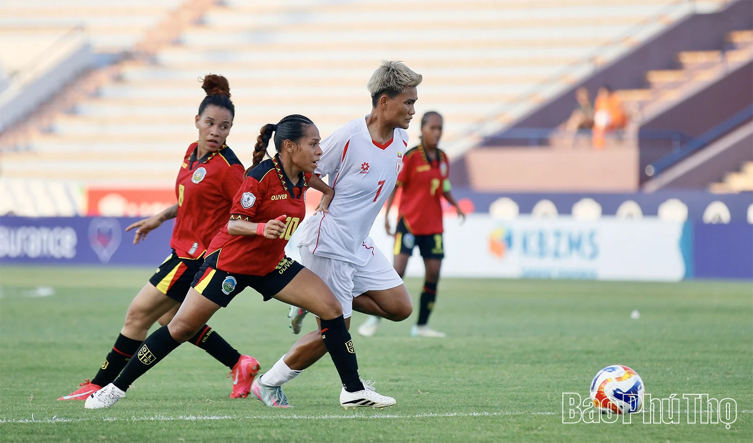 Tiếp đà chiến thắng, Đội tuyển nữ Myanmar vươn lên đứng đầu Bảng B
