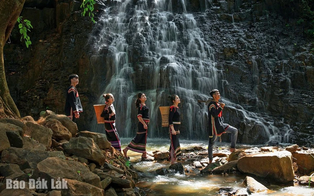 Mở lối du lịch từ biển xanh đến đại ngàn