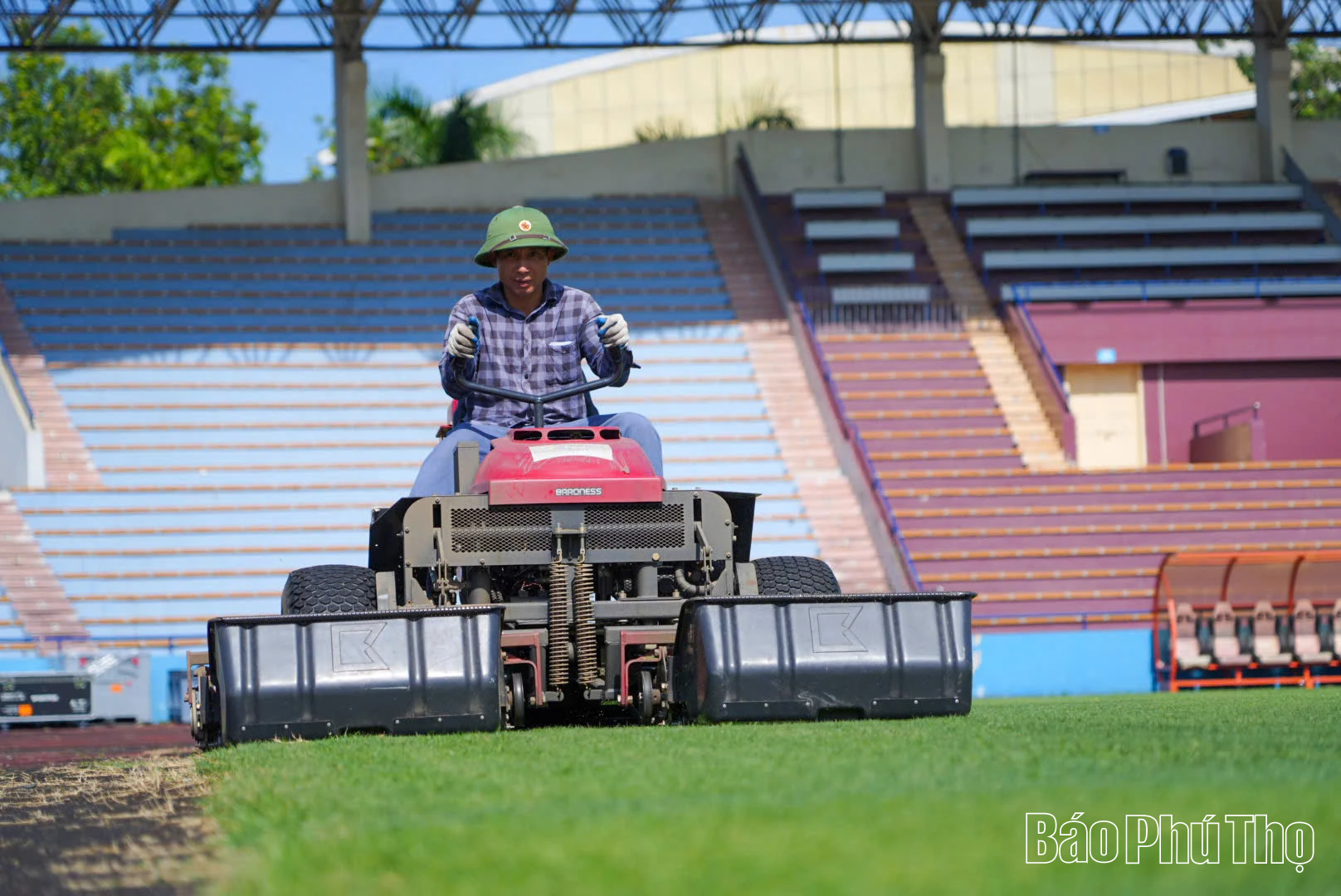 Sân Việt Trì xanh mướt, sẵn sàng tổ chức Giải bóng đá nữ vô địch Đông Nam Á 2025
