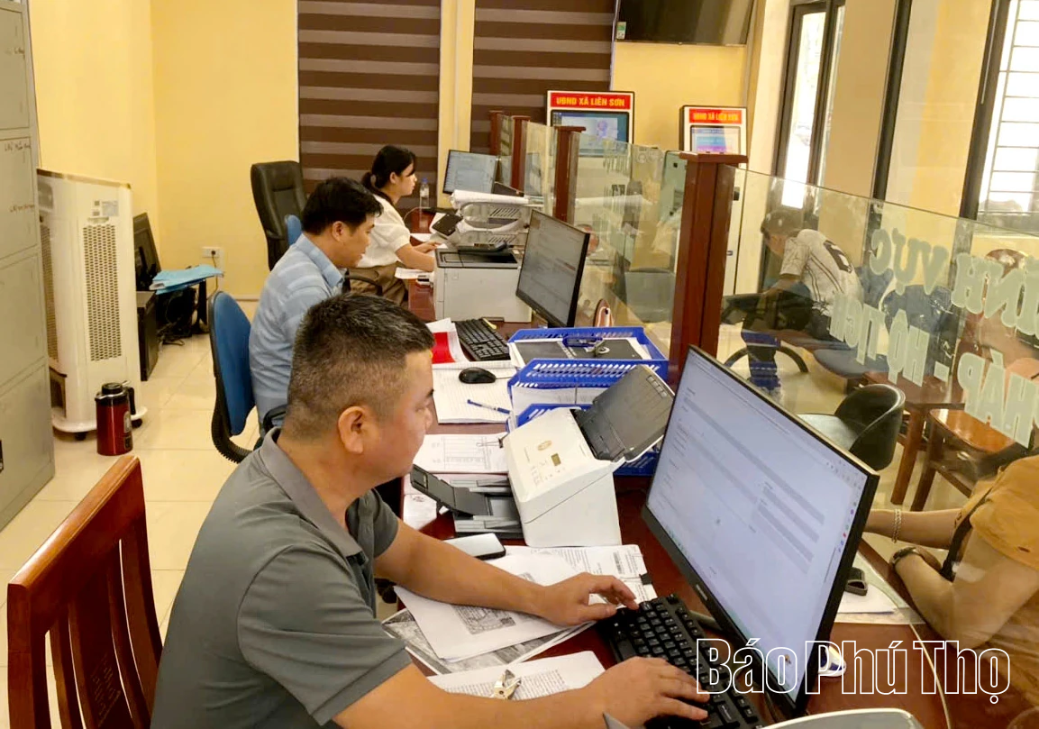 100% hồ sơ thủ tục hành chính tiếp nhận trực tuyến tại Trung tâm Phục vụ hành chính công xã Liên Sơn