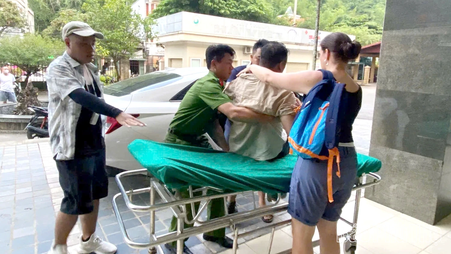 Kịp thời cứu giúp du khách nước ngoài bị đột quỵ