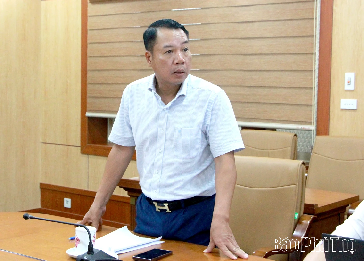 Phó Chủ tịch UBND tỉnh Quách Tất Liêm nghe báo cáo công tác triển khai đầu tư Dự án đầu tư xây dựng đường Hòa Lạc - Hòa Bình