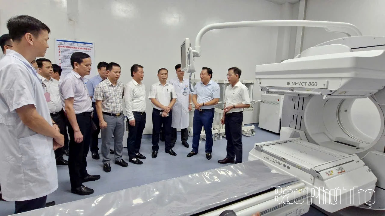 Phó Chủ tịch UBND tỉnh Nguyễn Huy Ngọc kiểm tra cơ sở vật chất các cơ sở y tế khu vực Hòa Bình