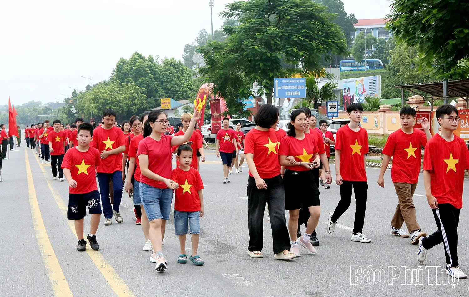 Người dân Phú Thọ hưởng ứng sự kiện “Cùng Việt Nam tiến bước”
