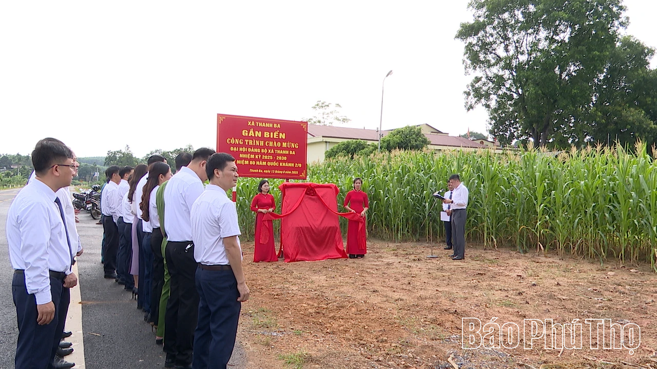 Thanh Ba gắn biển công trình chào mừng Đại hội Đảng