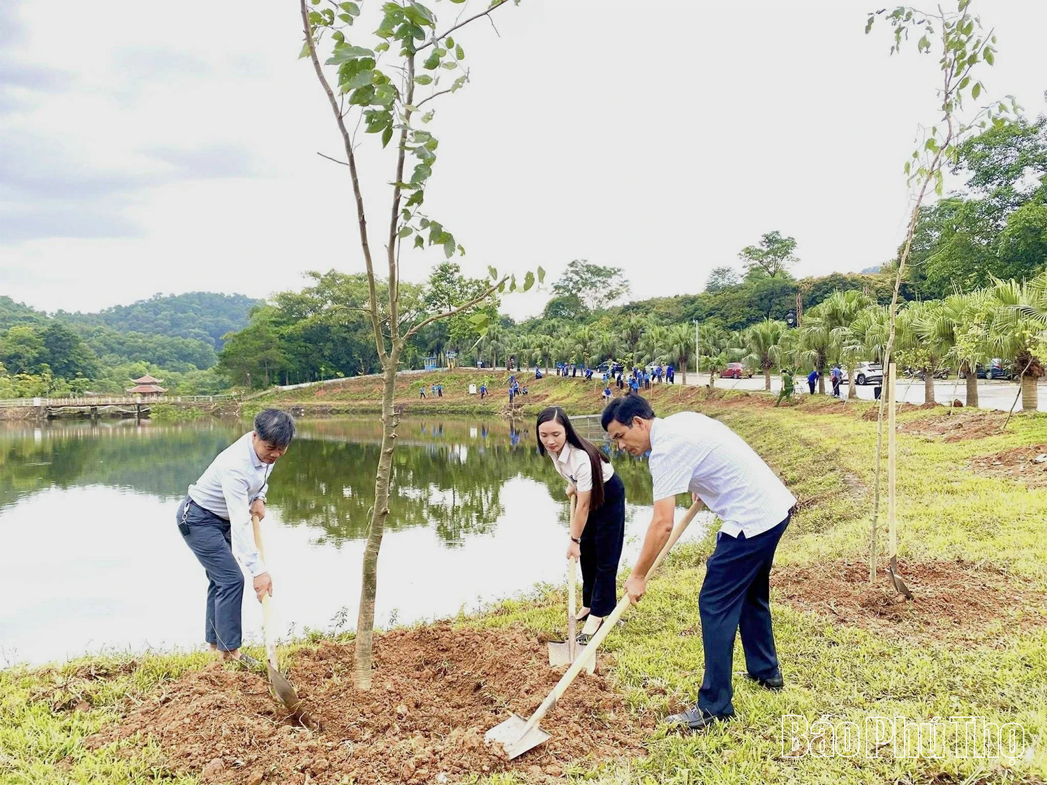 Trồng 150 cây xanh tại Khu di tích lịch sử Đền Hùng