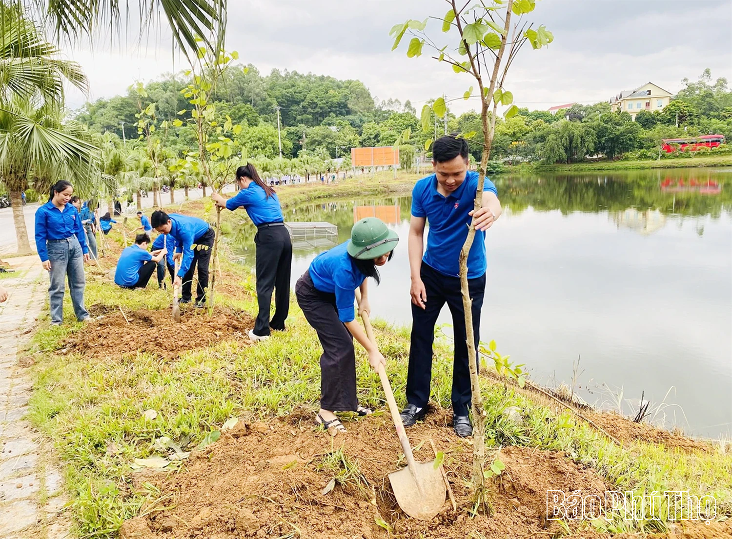 Trồng 150 cây xanh tại Khu di tích lịch sử Đền Hùng