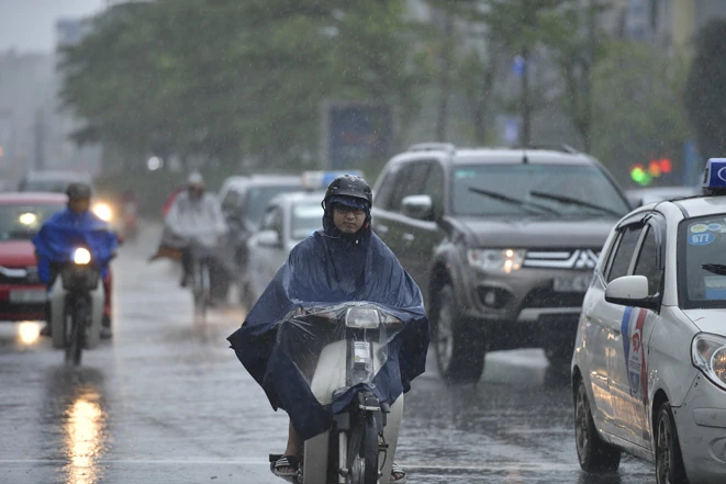 Thời tiết ngày 16/8: Bắc Bộ, Trung Bộ và Nam Bộ mưa lớn, vùng áp thấp trên Biển Đông có khả năng mạnh lên