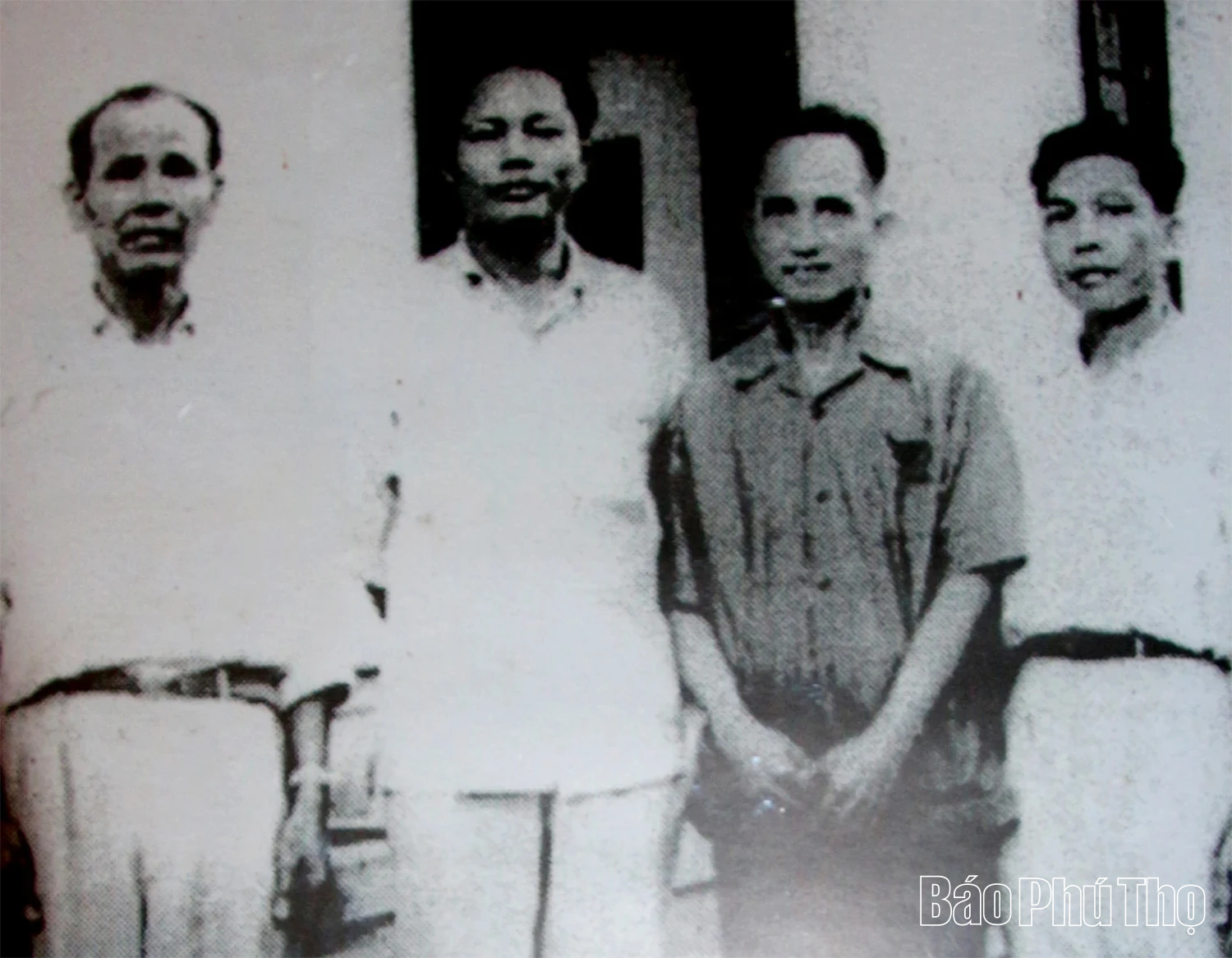 Chuyện chưa kể về một gia đình nhà Lang từ bỏ mọi tước vị dấn thân theo cách mạng