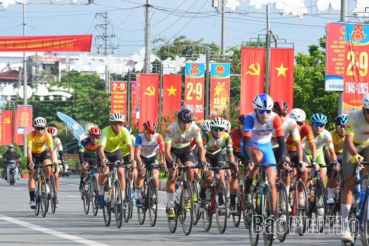 Đội Vĩnh Long giành ưu thế ở nội dung 100 km xuất phát đồng hành cá nhân, đồng đội nam