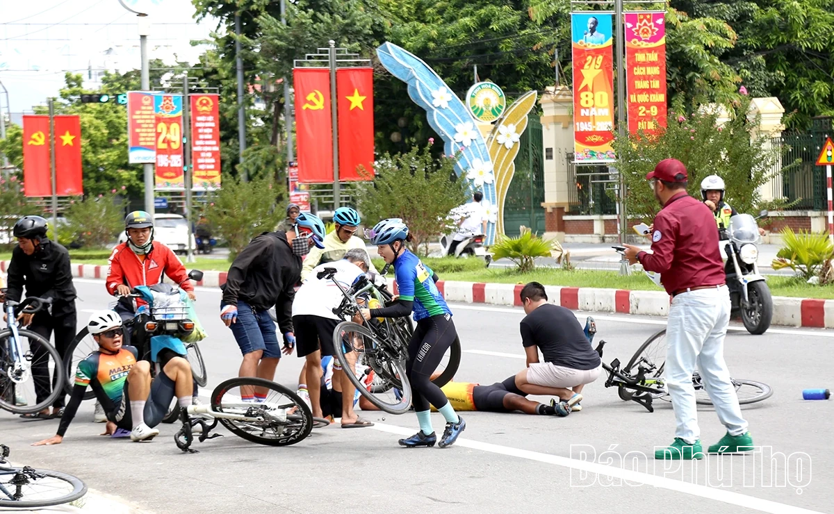 Đội Vĩnh Long giành ưu thế ở nội dung 100 km xuất phát đồng hành cá nhân, đồng đội nam