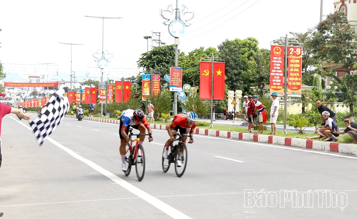 Đội Vĩnh Long giành ưu thế ở nội dung 100 km xuất phát đồng hành cá nhân, đồng đội nam