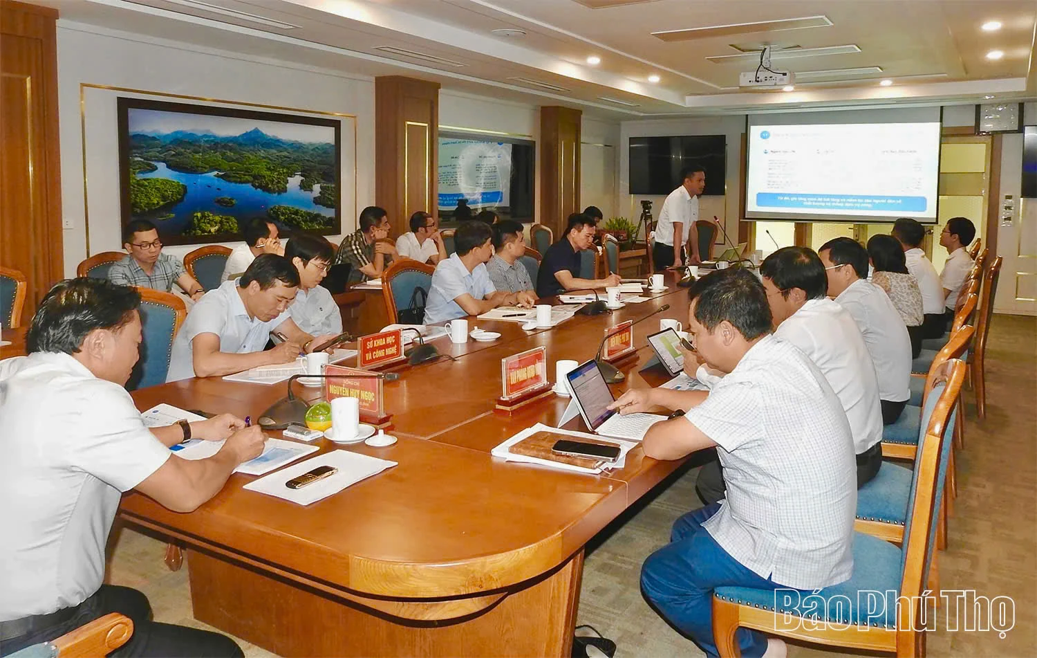 Phó Chủ tịch UBND tỉnh Nguyễn Huy Ngọc nghe báo cáo công tác chuẩn bị lễ khánh thành dự án Nhà Văn hóa nghệ thuật tỉnh và sử dụng trí tuệ nhân tạo hỗ trợ giải quyết thủ tục hành chính công