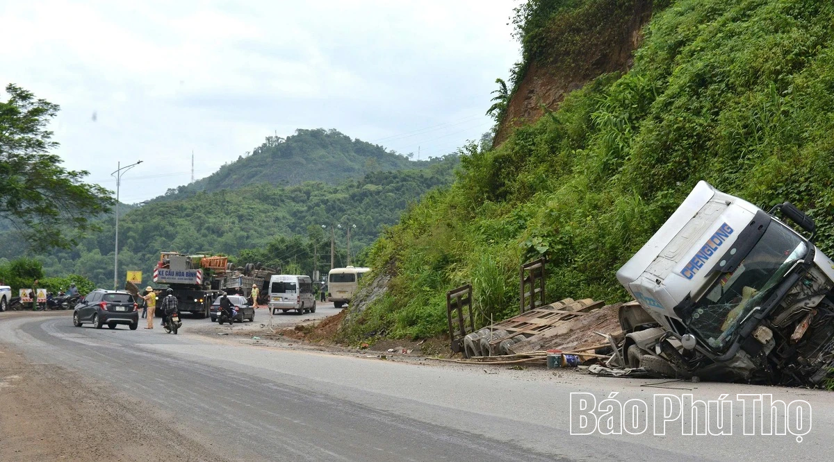 Hai xe tải mất lái tại dốc Cun, may mắn không thiệt hại về người