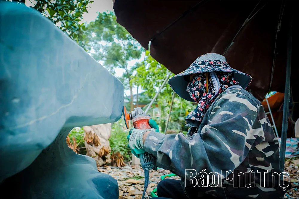 Những người thổi hồn vào đá