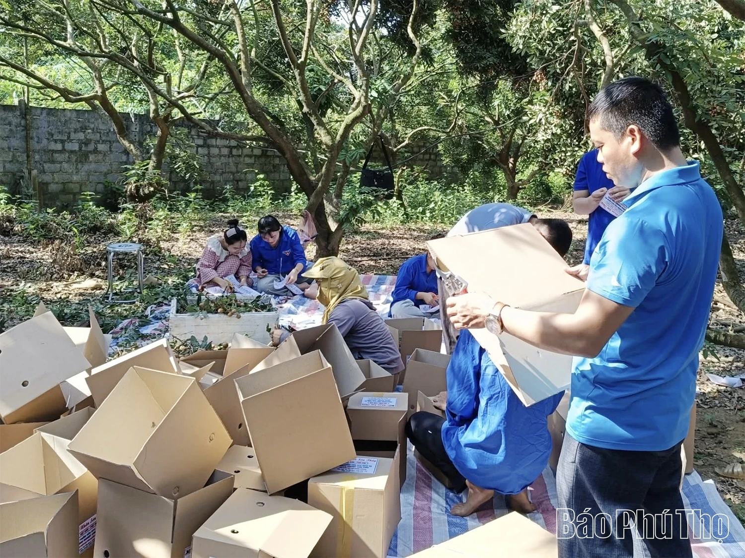 Độc đáo “phiên chợ điện tử” của thanh niên