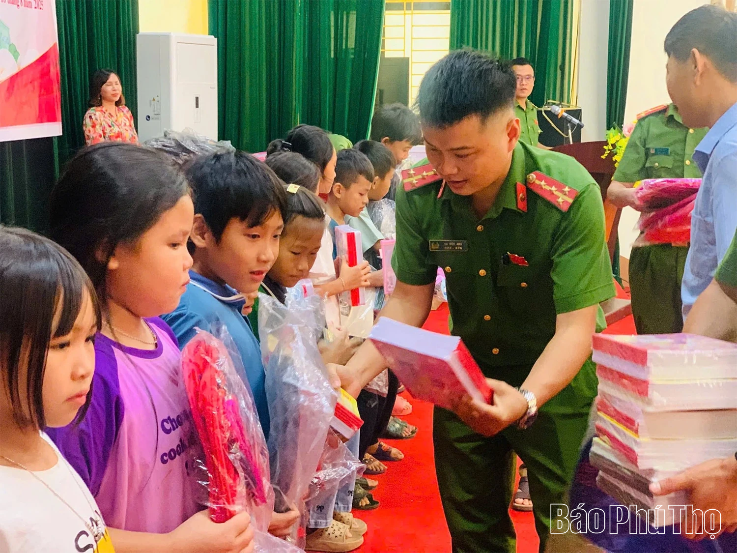 Tặng quà cho học sinh có hoàn cảnh khó khăn xã Bao La