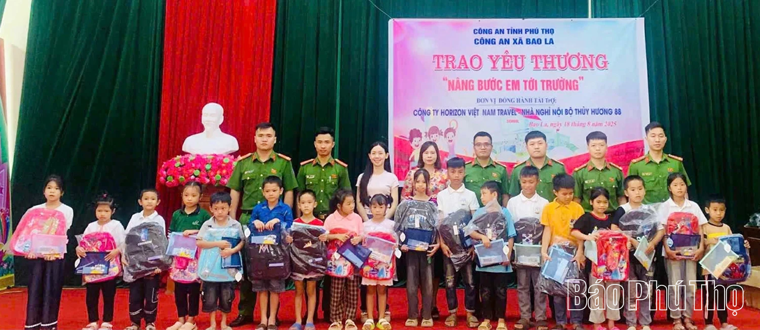 Tặng quà cho học sinh có hoàn cảnh khó khăn xã Bao La