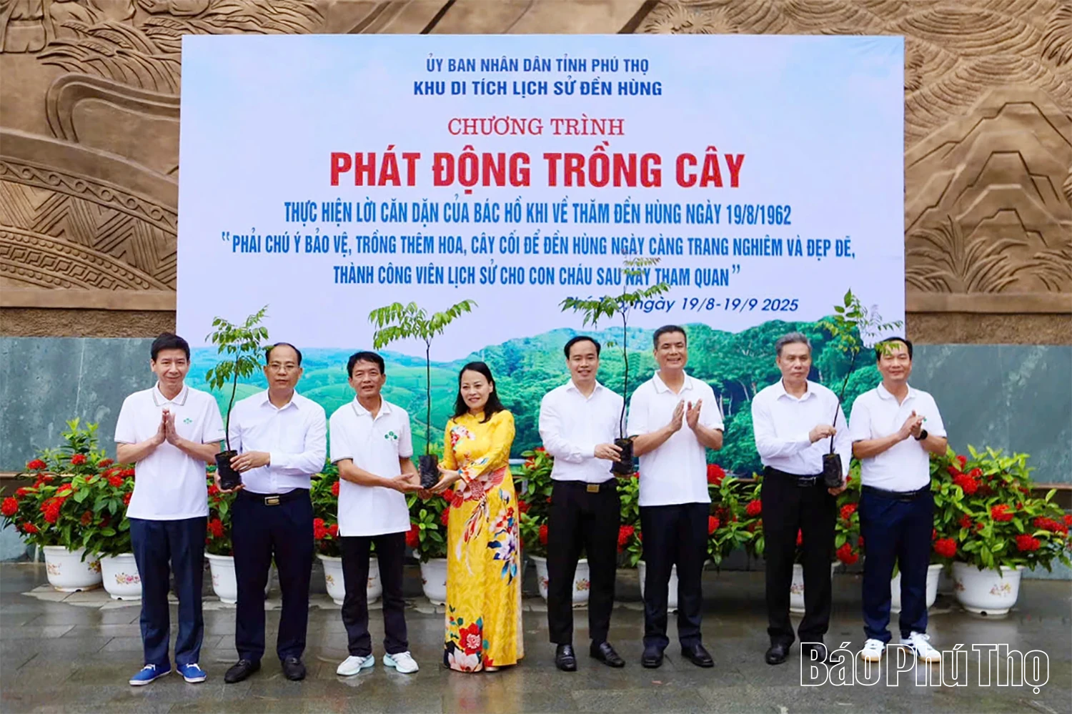 Dâng hương, hoa tưởng niệm Chủ tịch Hồ Chí Minh và phát động trồng cây tại Khu Di tích lịch sử Đền Hùng