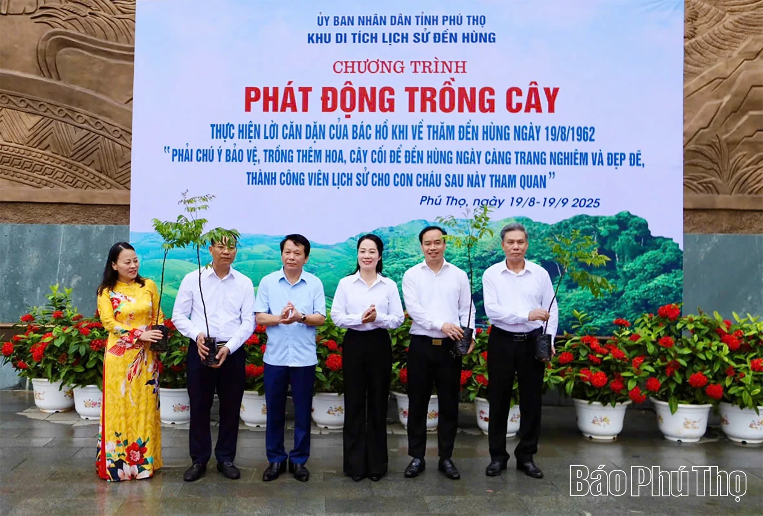 Dâng hương, hoa tưởng niệm Chủ tịch Hồ Chí Minh và phát động trồng cây tại Khu Di tích lịch sử Đền Hùng