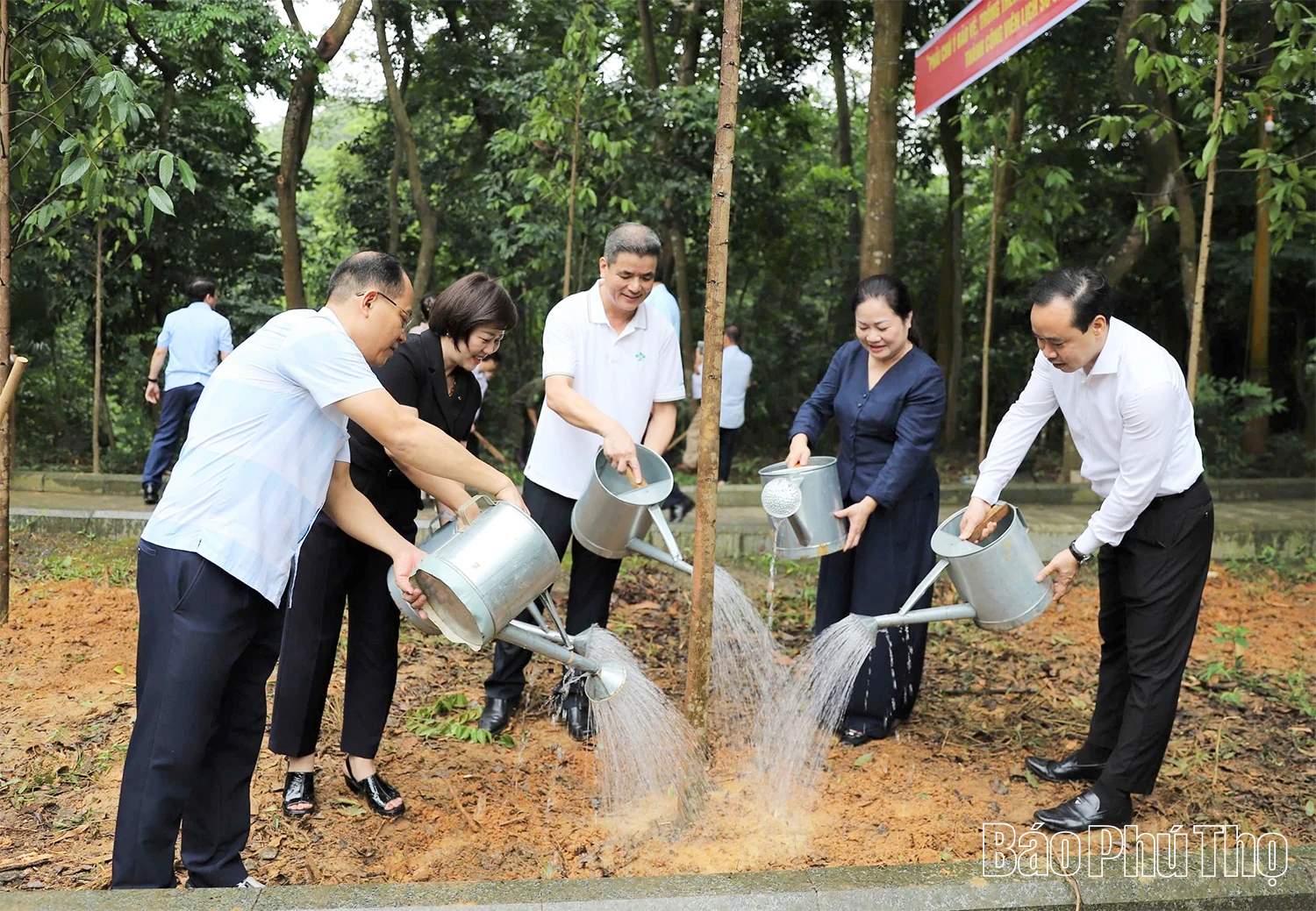 Dâng hương, hoa tưởng niệm Chủ tịch Hồ Chí Minh và phát động trồng cây tại Khu Di tích lịch sử Đền Hùng