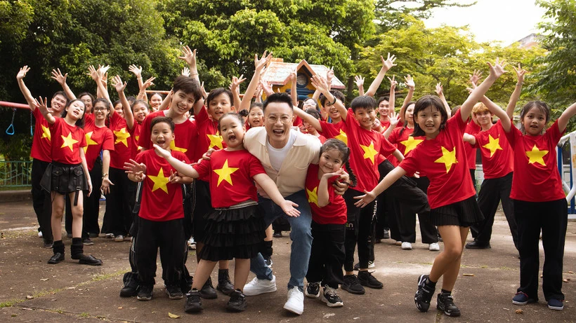 Ca sĩ Hoàng Bách ra mắt MV “Yêu nụ cười Việt Nam”