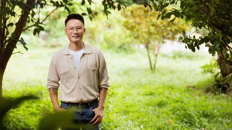 Ca sĩ Hoàng Bách ra mắt MV “Yêu nụ cười Việt Nam”