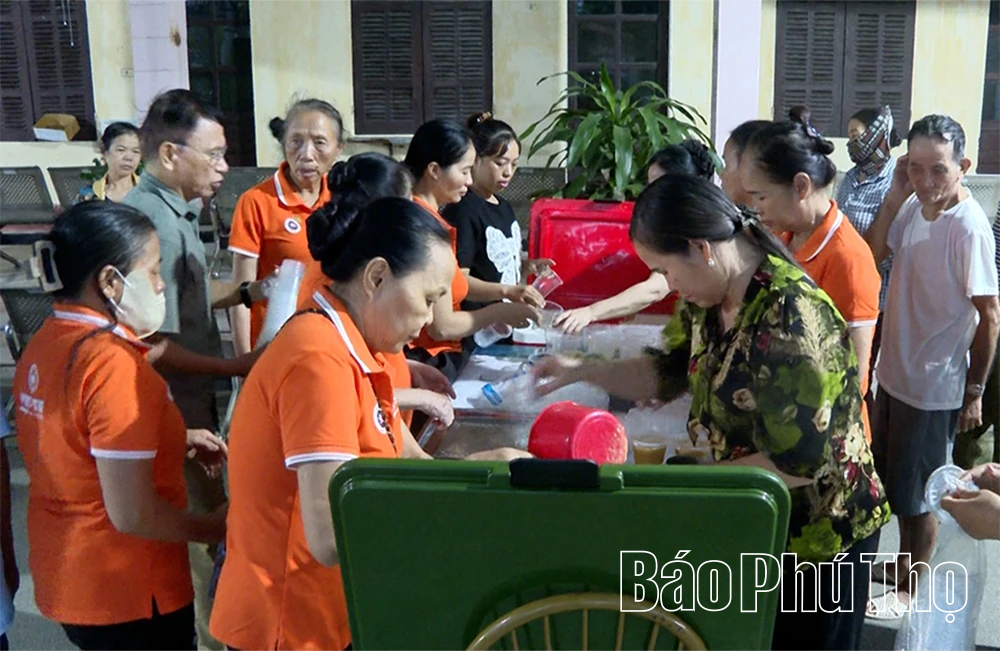 Bát cháo yêu thương: Hơi ấm từ lòng nhân ái chùa Tùng Vân