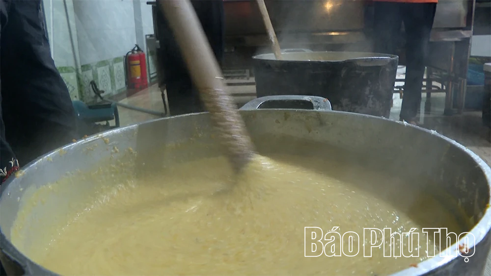 Bát cháo yêu thương: Hơi ấm từ lòng nhân ái chùa Tùng Vân