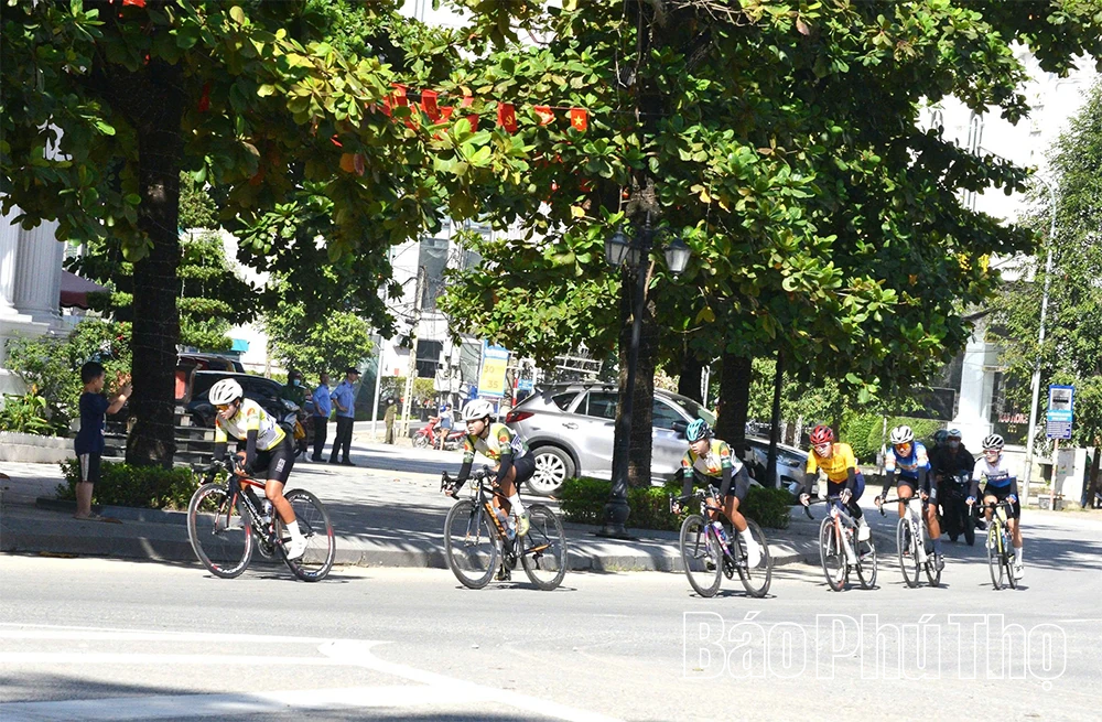 Hoàn thành nội dung 60 km xuất phát đồng hành cá nhân, đồng đội nữ