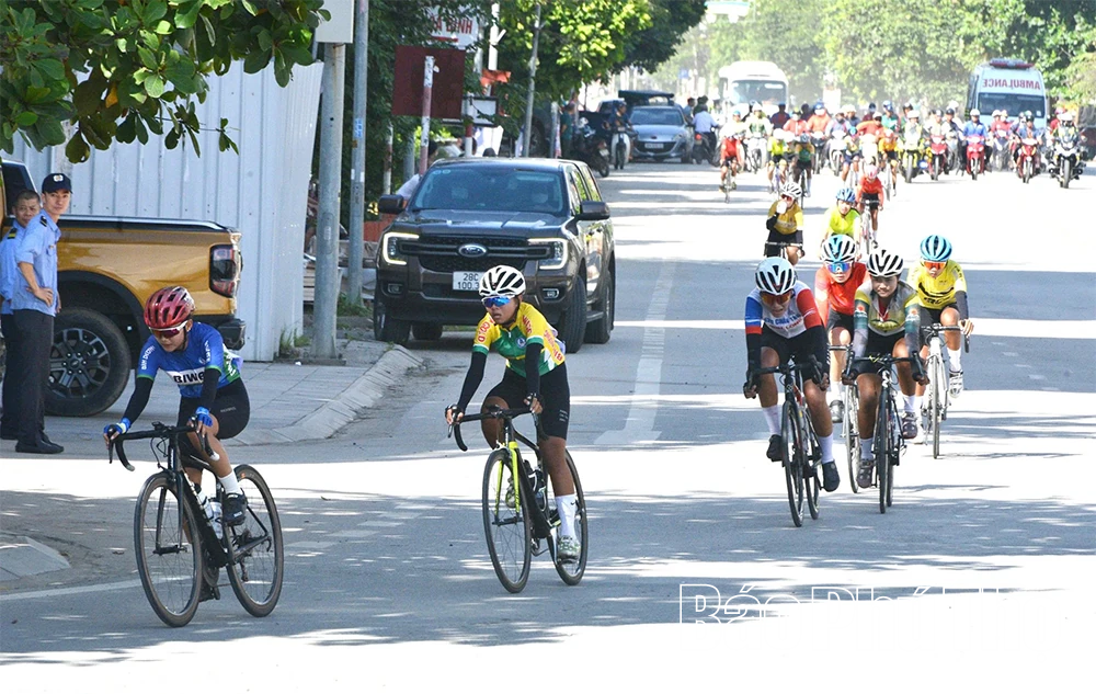 Hoàn thành nội dung 60 km xuất phát đồng hành cá nhân, đồng đội nữ