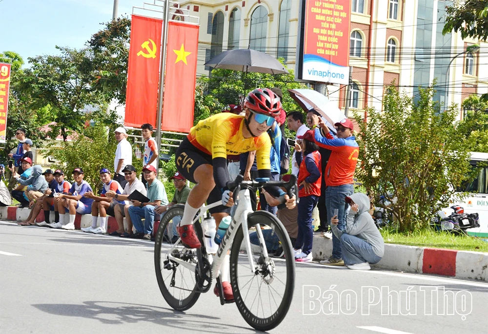 Hoàn thành nội dung 60 km xuất phát đồng hành cá nhân, đồng đội nữ