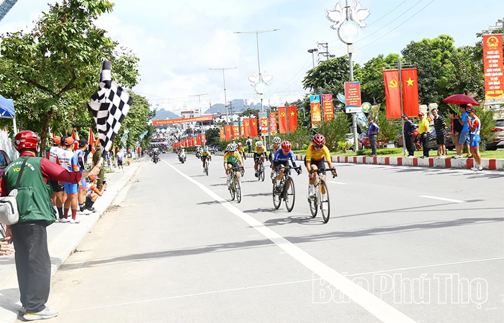 Hoàn thành nội dung 60 km xuất phát đồng hành cá nhân, đồng đội nữ