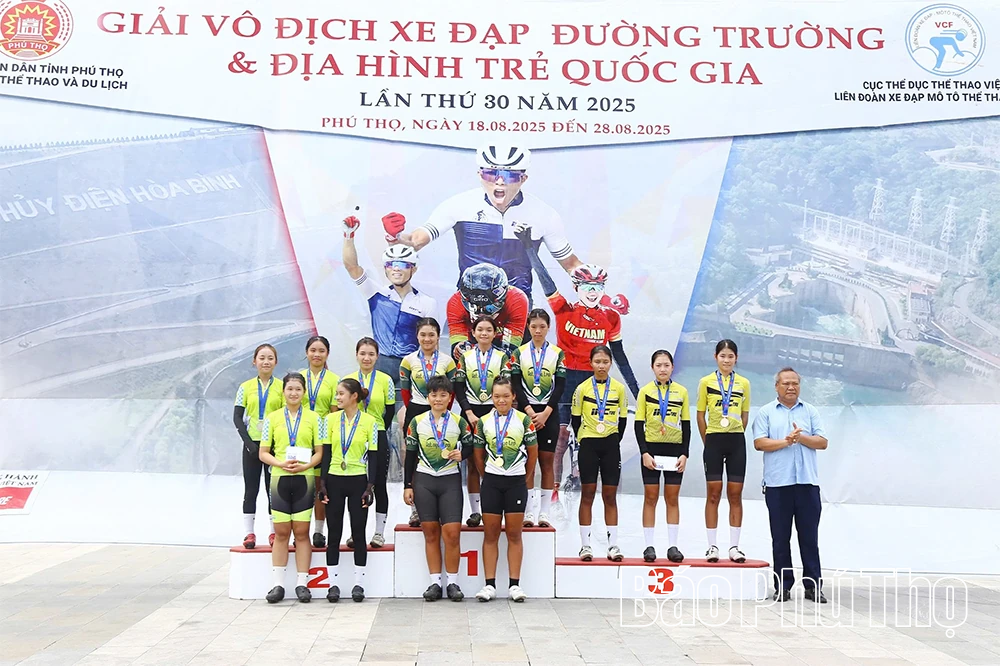 Hoàn thành nội dung 60 km xuất phát đồng hành cá nhân, đồng đội nữ