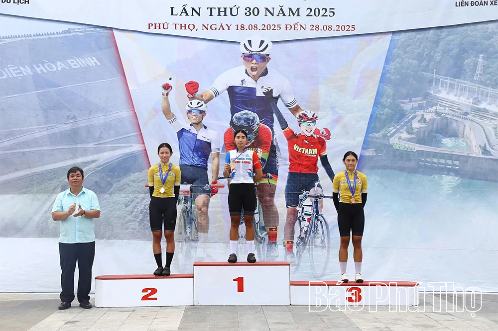 Hoàn thành nội dung 60 km xuất phát đồng hành cá nhân, đồng đội nữ