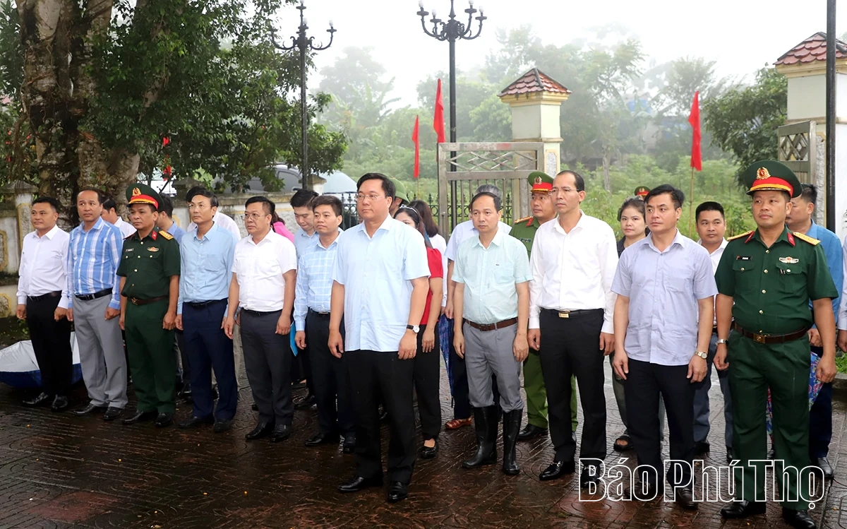 Chủ tịch UBND tỉnh Trần Duy Đông thăm Khu căn cứ cách mạng Mường Diềm, tặng quà cán bộ tiền khởi nghĩa phường Hòa Bình