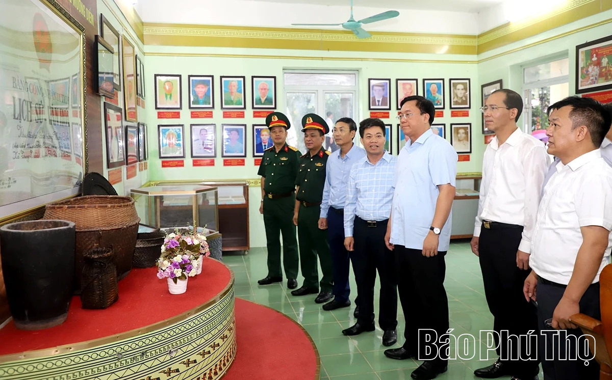 Chủ tịch UBND tỉnh Trần Duy Đông thăm Khu căn cứ cách mạng Mường Diềm, tặng quà cán bộ tiền khởi nghĩa phường Hòa Bình