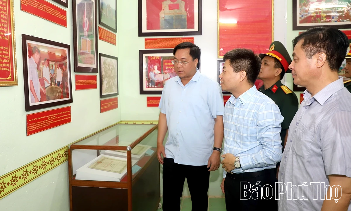 Chủ tịch UBND tỉnh Trần Duy Đông thăm Khu căn cứ cách mạng Mường Diềm, tặng quà cán bộ tiền khởi nghĩa phường Hòa Bình