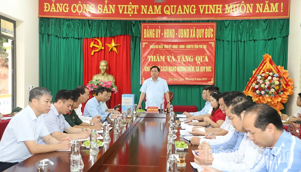 Chủ tịch UBND tỉnh Trần Duy Đông thăm Khu căn cứ cách mạng Mường Diềm, tặng quà cán bộ tiền khởi nghĩa phường Hòa Bình