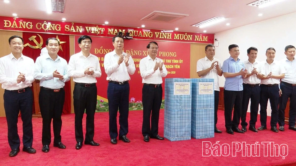 Bí thư Tỉnh ủy Đặng Xuân Phong thăm, tặng quà Khu căn cứ Cách mạng Cao Phong - Thạch Yên và cán bộ tiền khởi nghĩa phường Hòa Bình