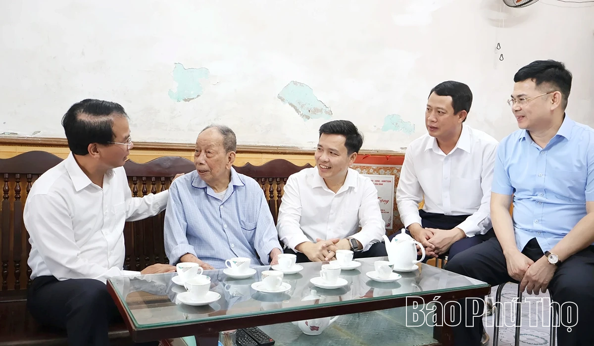 Bí thư Tỉnh ủy Đặng Xuân Phong thăm, tặng quà Khu căn cứ Cách mạng Cao Phong - Thạch Yên và cán bộ tiền khởi nghĩa phường Hòa Bình