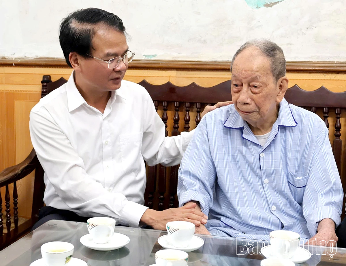 Bí thư Tỉnh ủy Đặng Xuân Phong thăm, tặng quà Khu căn cứ Cách mạng Cao Phong - Thạch Yên và cán bộ tiền khởi nghĩa phường Hòa Bình