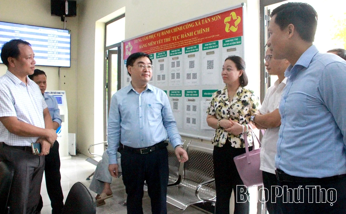 Bàn giao nhà tình nghĩa cho gia đình có công với cách mạng tại xã Tân Sơn