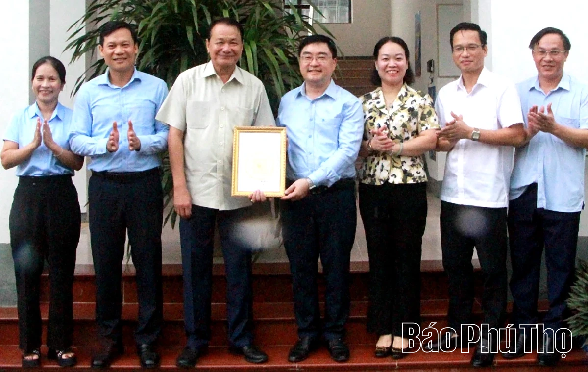 Bàn giao nhà tình nghĩa cho gia đình có công với cách mạng tại xã Tân Sơn